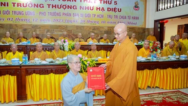 Thượng tọa Thích Thiện Quý, Phó Trưởng ban kiêm Chánh Thư ký Ban Trị sự GHPGVN TP.HCM trao quyết định bổ nhiệm trụ trì chùa Từ Hạnh đến Ni sư Thích nữ Như Liễu