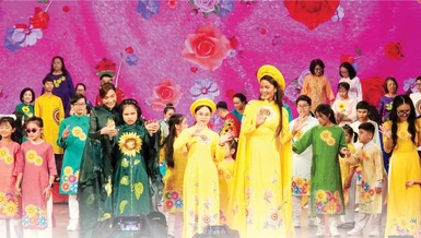 Hơn 100 bạn khiếm thị tham gia biểu diễn kỷ niệm 25 năm thành lập Thư viện sách nói Hướng Dương - Ảnh: Như Danh