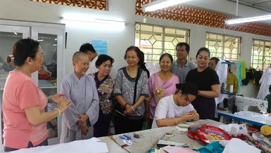 Đoàn thăm, tặng quà các em tại Trung tâm Giáo dục nghề nghiệp cho người khuyết tật và trẻ mồ côi (X.Xuân Thới Thượng, H.Hóc Môn)