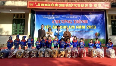Sư cô Thích Đàm Ngoan và lãnh đạo tỉnh đoàn Thanh Hóa trao quà đến các em học sinh có hoàn cảnh đặc biệt khó khăn