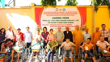 105 chiếc xe lăn và các phần quà được trao đến người khuyết tật có hoàn cảnh khó khăn
