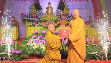 Thượng tọa Thích Chiếu Tuệ trao quyết định bổ nhiệm trụ trì chùa Long Hội đến Đại đức Thích Tịnh Lâm