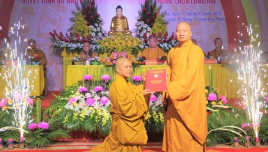 Thượng tọa Thích Chiếu Tuệ trao quyết định bổ nhiệm trụ trì chùa Long Hội đến Đại đức Thích Tịnh Lâm