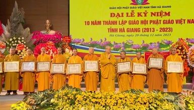 Hòa thượng Thích Thanh Nhiễu trao Bằng tuyên dương công đức đến các cá nhân có nhiều đóng góp cho GHPGVN tỉnh Hà Giang 