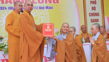 Thượng tọa Thích Tỉnh Cường trao quyết định bổ nhiệm trụ trì chùa Thanh Long đến Sư cô Thích nữ Viên Phước