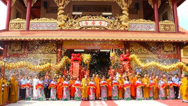 Cắt băng khánh thành chánh điện chùa Hội An (H.Vũng Liêm, Vĩnh Long)