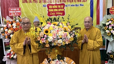 Thượng tọa Thích Thanh Vân, Trưởng ban Trị sự GHPGVN tỉnh Hải Dương đón nhận lẵng hoa chúc mừng hội nghị của Hội đồng Trị sự GHPGVN