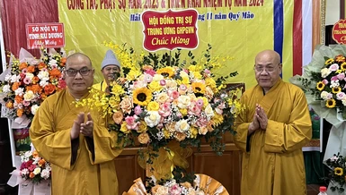 Thượng tọa Thích Thanh Vân, Trưởng ban Trị sự GHPGVN tỉnh Hải Dương đón nhận lẵng hoa chúc mừng hội nghị của Hội đồng Trị sự GHPGVN