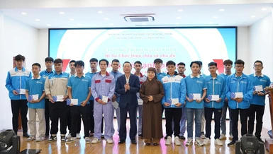 Ni sư Thích nữ Chúc Hiếu trao quà đến các sinh viên Trường Cao đẳng cơ điện Hà Nội