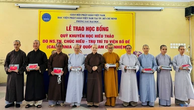 Quỹ "Khuyến học Hiếu thảo" do Ni sư Thích nữ Chúc Hiếu làm chủ nhiệm trao 40 suất học bổng đến các nghiên cứu sinh, học viên Thạc sĩ Phật học khóa VI