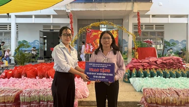 Tặng "Thư viện cho em" tại điểm trường Đạ R'Măng - Tiểu học Liêng Srônh, H.Đam Rông, Lâm Đồng - Ảnh: HDSG