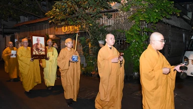 Môn đồ đệ tử cung thỉnh bát hương, di ảnh và phụng tống kim quan Trưởng lão Hòa thượng Thích Thanh Vân rời ngôi chùa mà hơn 60 năm ngài đã gắn bó, hành đạo