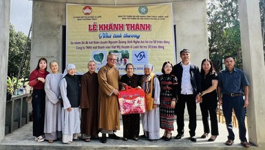 Bàn giao nhà Đại đoàn kết đến gia đình bà Nguyễn Thị Liên (H.A Lưới)