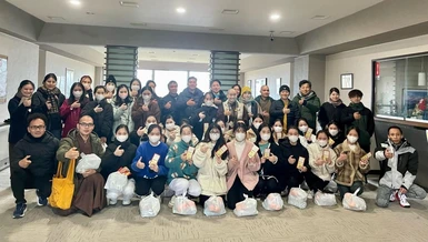 Các bạn trẻ người Việt tại khu lánh nạn vui mừng khi được đoàn đến thăm và tặng quà động viên