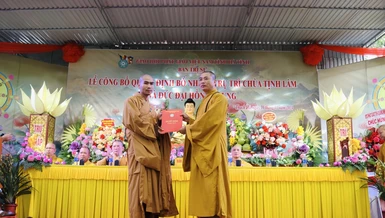 Đại đức Thích Viên Như, Phó ban Trị sự GHPGVN tỉnh Hà Tĩnh trao quyết định bổ nhiệm trụ trì chùa Tịnh Lâm đến Đại đức Thích Trí Công 
