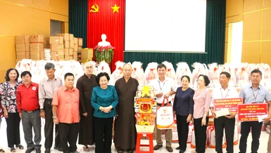 Phái đoàn thăm, tặng quà tại bệnh viện Nhân Ái (Bình Phước)