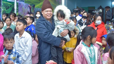 Thượng tọa Thích Thanh Phong tặng quà đến các em nhỏ trên đỉnh đèo Pha Đin (Điện Biên)