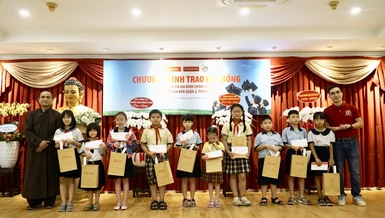 50 suất học bổng đã được trao tận tay các em học sinh cấp 1-2-3 đang học trên địa bàn Q.3 - cùng quận nơi đặt trụ sở tòa soạn Báo Giác Ngộ