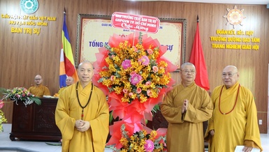 Ban Trị sự GHPGVN H.Hóc Môn đón nhận lẵng hoa chúc mừng hội nghị từ Ban Thường trực Ban Trị sự GHPGVN TP.HCM