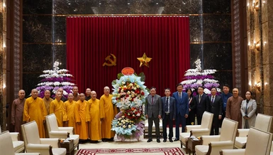 Tặng hoa chúc mừng Xuân Giáp Thìn 2024 đến Thành ủy Hà Nội