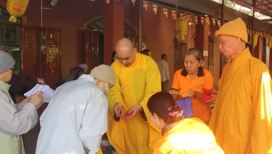 Các tự viện tặng quà Tết đến người nghèo, các bệnh nhân có hoàn cảnh khó khăn