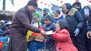 Thượng tọa Thích Thanh Phong trao quà đến người dân tỉnh Thái Bình