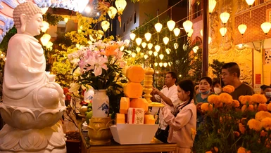 Thành kính dâng hương lễ Phật và dâng lời nguyện ước trong đêm giao thừa 