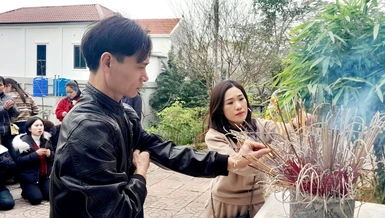 Nghệ An: Người dân xứ Quỳnh nô nức lên chùa lễ Phật ngày đầu năm mới