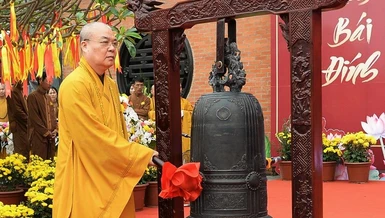 Trưởng lão Hòa thượng Thích Thanh Nhiễu thỉnh chuông khai hội