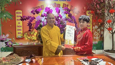 Đại đức Thích Đồng Tuệ, trụ trì chùa Hà trực tiếp viết chữ thư pháp tặng đến các em học sinh nhân dịp đầu xuân