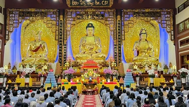 Đông đảo Phật tử và người dân các địa phương về chùa Diệc tụng kinh Dược Sư tại khóa lễ tạ đàn