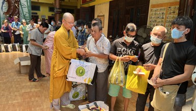 Ban Từ thiện xã hội GHPGVN Q.6 tặng quà người khiếm thị