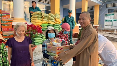 Chùa Long Sơn tặng quà đến các hộ khó khăn