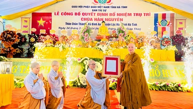 Thượng tọa Thích Chiếu Tuệ trao quyết định bổ nhiệm trụ trì chùa Hà Nguyên đến Sư cô Thích nữ Viên Thuần 