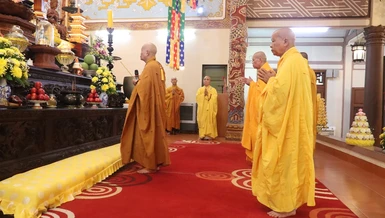 Chư tôn đức niêm hương lễ Phật
