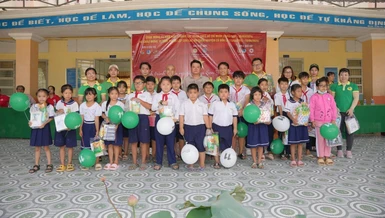 100 phần quà “Khuyến khích đạo đức học đường” được trao cho các em học sinh có lối sống đạo đức lành mạnh trong trường học