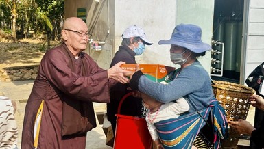Hòa thượng Thích Thiện Nghĩa tận tay trao quà đến đồng bào dân tộc ở các tỉnh Tây Nguyên