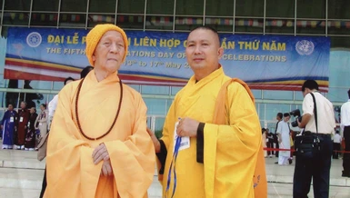 Hòa thượng Thích Hoằng Tri thị giả Sư ông - Đại lão Hòa thượng Thích Trí Tịnh dự Đại lễ Vesak Liên Hiệp Quốc lần thứ 5 - năm 2008