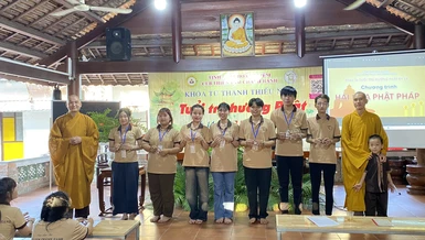 Trao phần thưởng đến các khóa sinh tham gia chương trình "Hái hoa Phật pháp" tại khóa tu