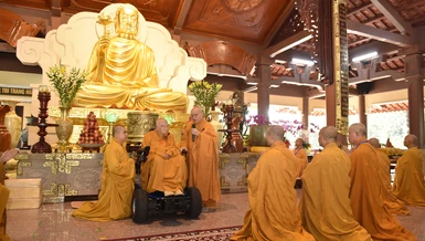 Thiền sư Thích Thanh Từ quang lâm chứng minh buổi họp mặt chư vị trụ trì các thiền viện, sáng nay, 12-4