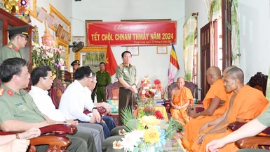 Thứ trưởng Bộ Công an Lương Tam Quang chúc Tết Chôl Chnam Thmây tại chùa Pisesaram