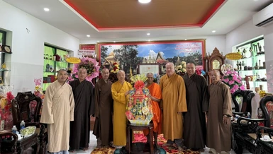 Phái đoàn Ban Trị sự GHPGVN tỉnh vấn an sức khỏe, chúc Tết đến Hòa thượng Thạch Sok Xane tại chùa Âng 