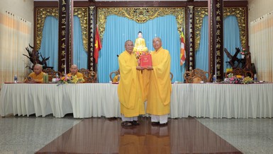 Trao quyết định bổ nhiệm Hiệu trưởng Trường Trung cấp Phật học tỉnh Bình Thuận đến Thượng toạ Thích Thông Triêm