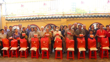 Chùa Long Hoa trao quà hỗ trợ đồng bào dân tộc