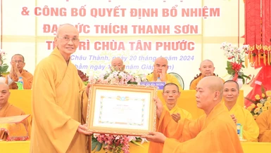 Hòa thượng Thích Chơn Minh trao quyết định bổ nhiệm trụ trì chùa Tân Phước đến Đại đức Thích Thanh Sơn