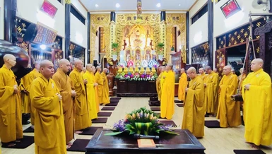 Chư Tăng Q.Tân Bình tham dự lễ Bố-tát tại chùa Giác Tánh vào sáng nay, 23-4