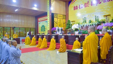 Chư tôn đức giới sư đàn Sa-di niêm hương bạch Phật - Ảnh: Quảng Đạo/BGN
