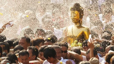 Lễ rước Phật, tắm Phật hoặc vẩy nước lên tôn tượng của vị Thầy tôn kính bằng nước thơm... là một phần quan trọng trong lễ hội Songkran