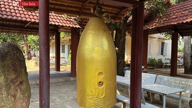 Chuông chùa từ vỏ bom, hình ảnh đầy suy nghiệm về chiến tranh và hòa bình - Ảnh: L.Đ.L