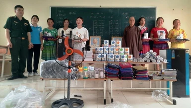 Chương trình từ thiện tại bản Tà Cóm, xã Trung Lý